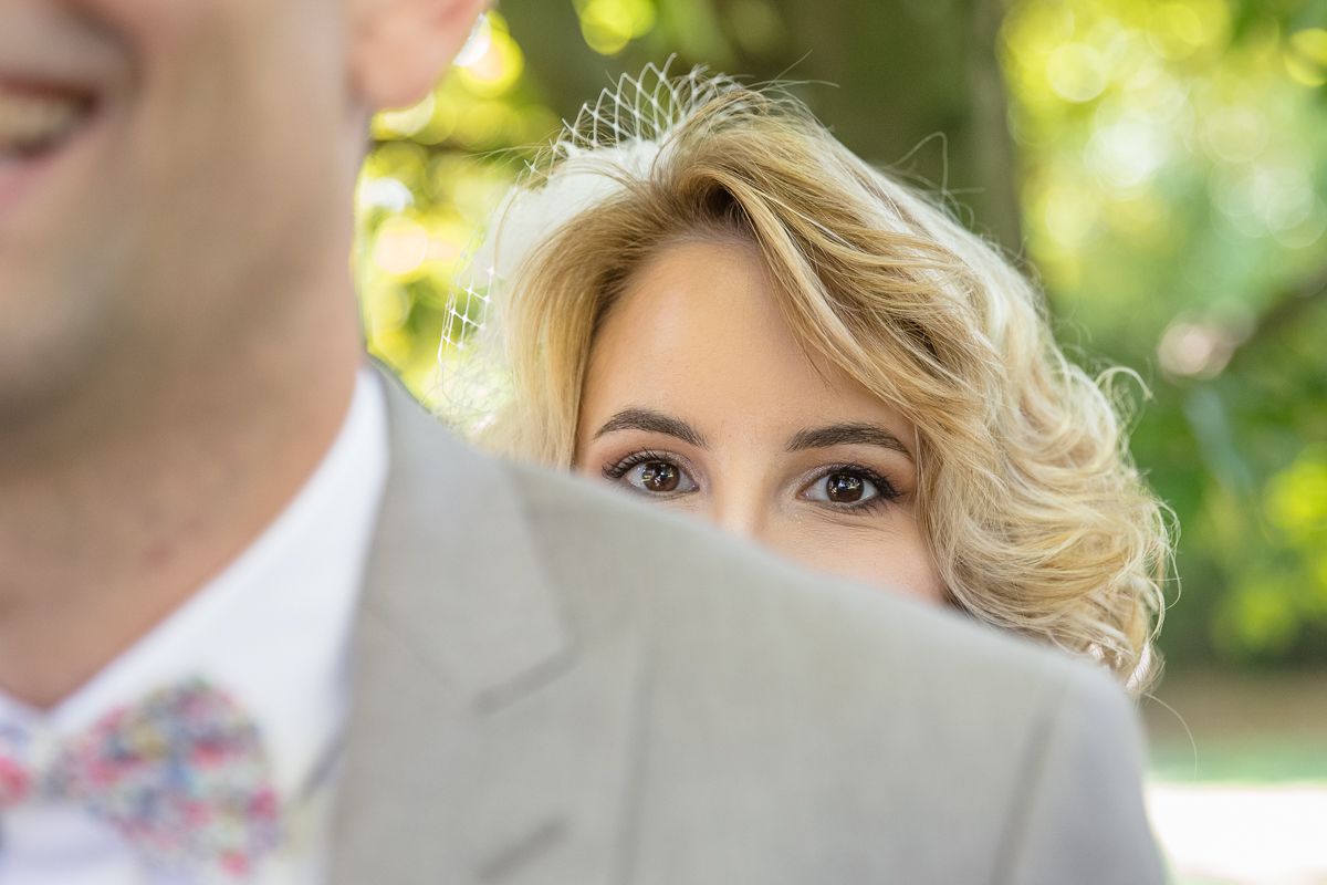 regard de la mariée dans le parc du clos de florie