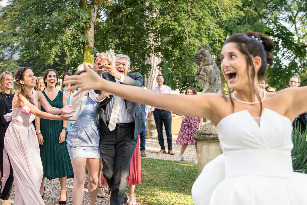 lancé de bouquet de mariage au château des comtes de challes