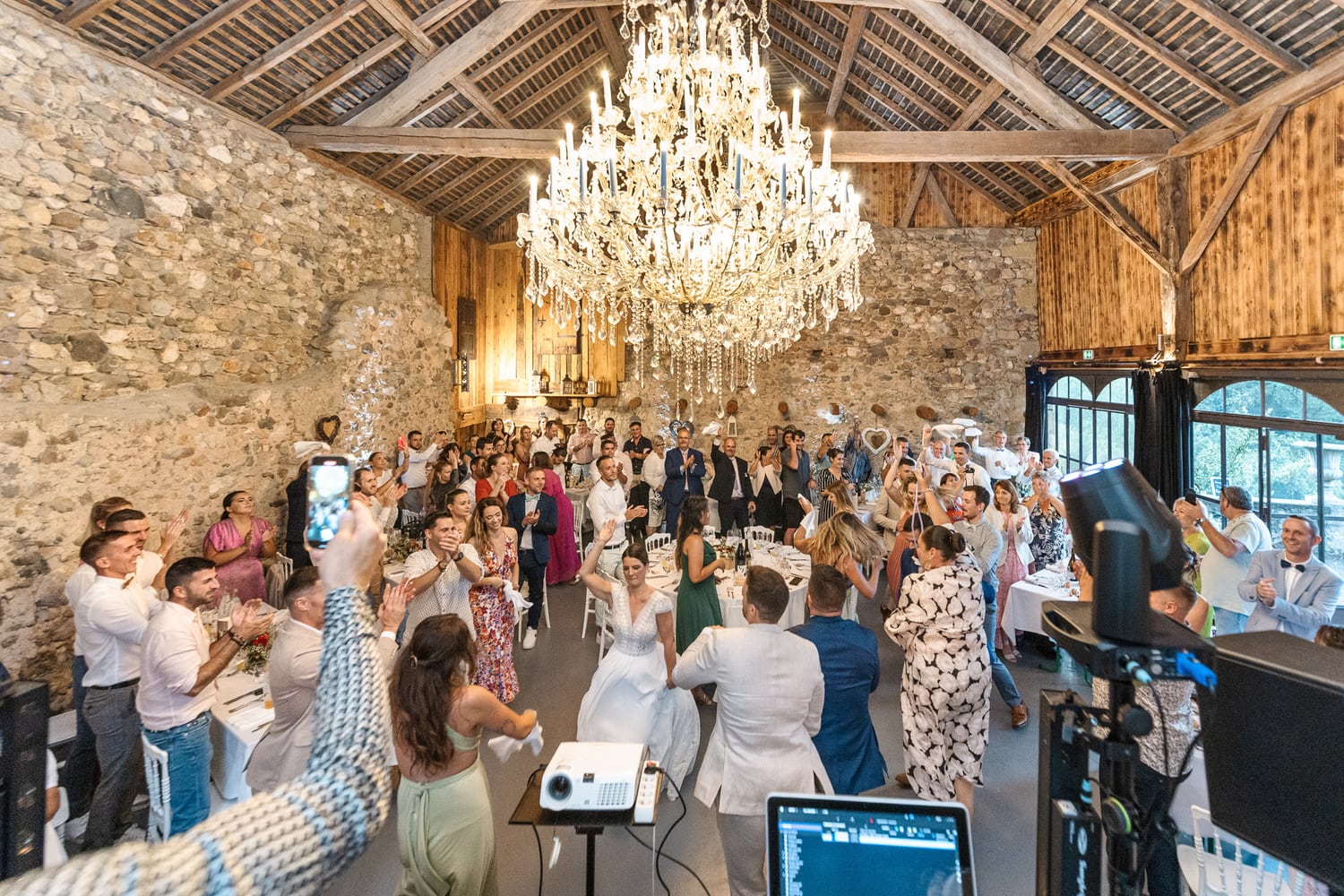 les invités qui dansent pour accueillir les mariés