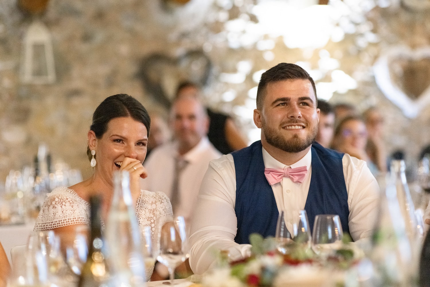 les mariés qui regarde un diaporama