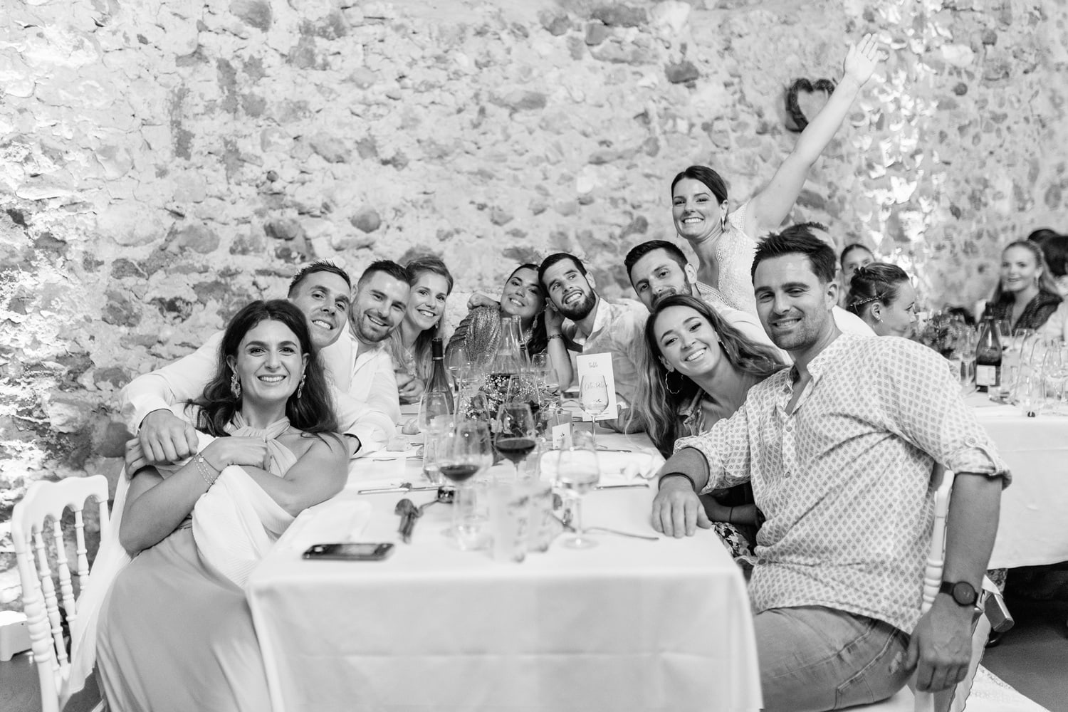 photo des invités à table en soirée de mariage