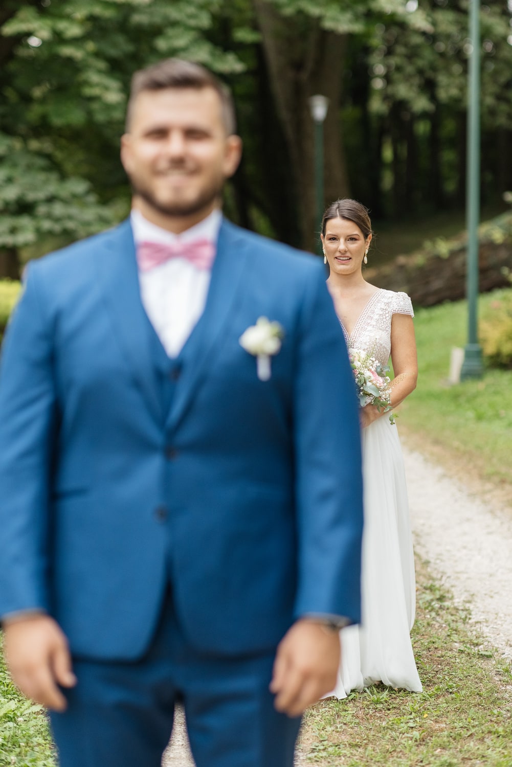 la mariée derrière le marié