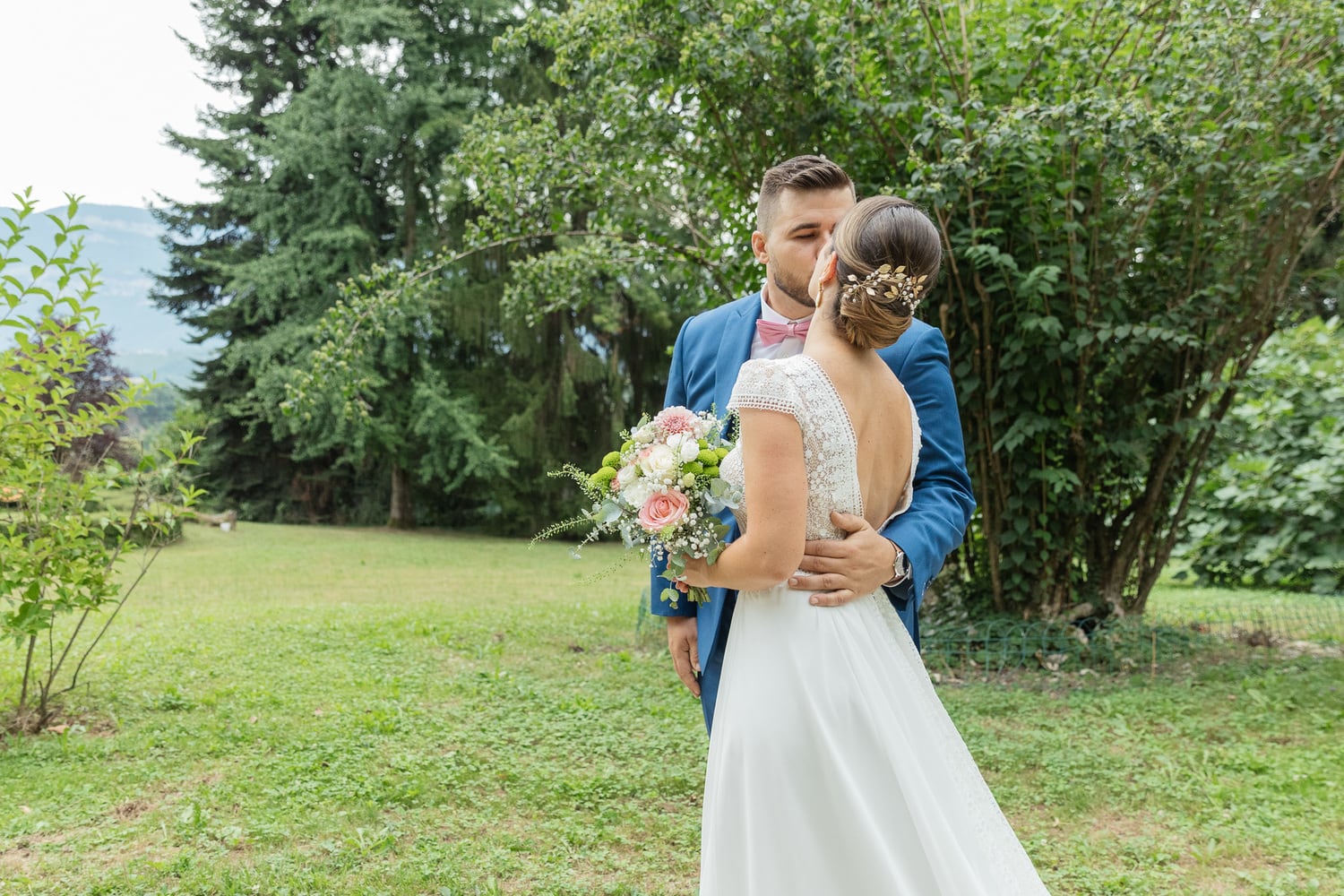 photo des mariés dans un parc à la motte servolex