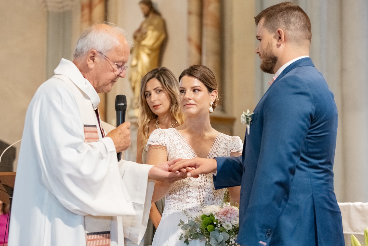 bénédiction des mariés à l'église de la Motte Servolex