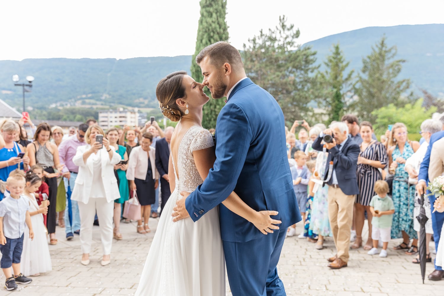 les mariés à la sortie de l'église