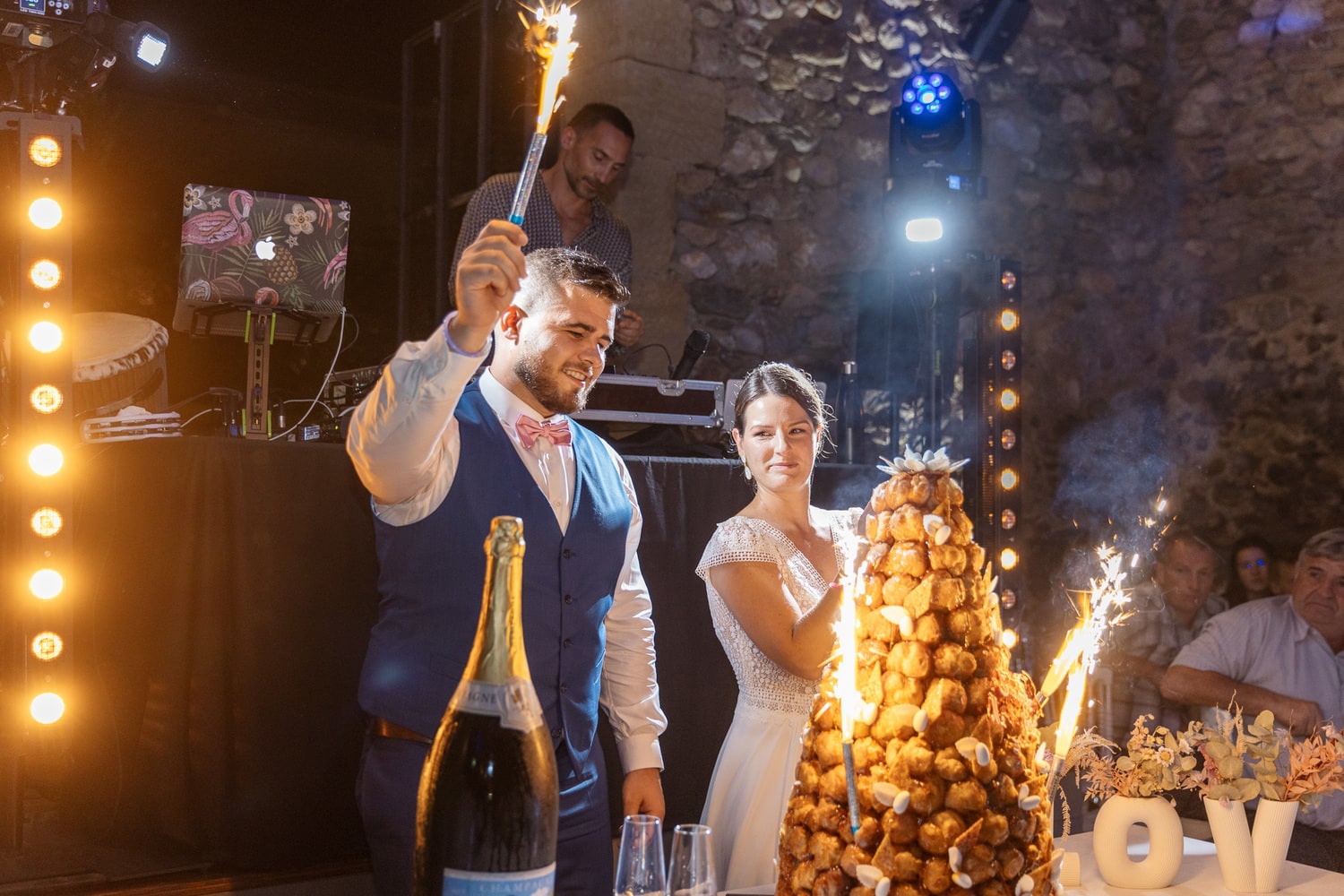 arrivée du gâteau avec feux de bengale