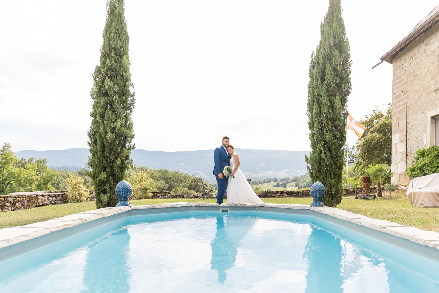 photo de couple à la piscine du château de Morgenex