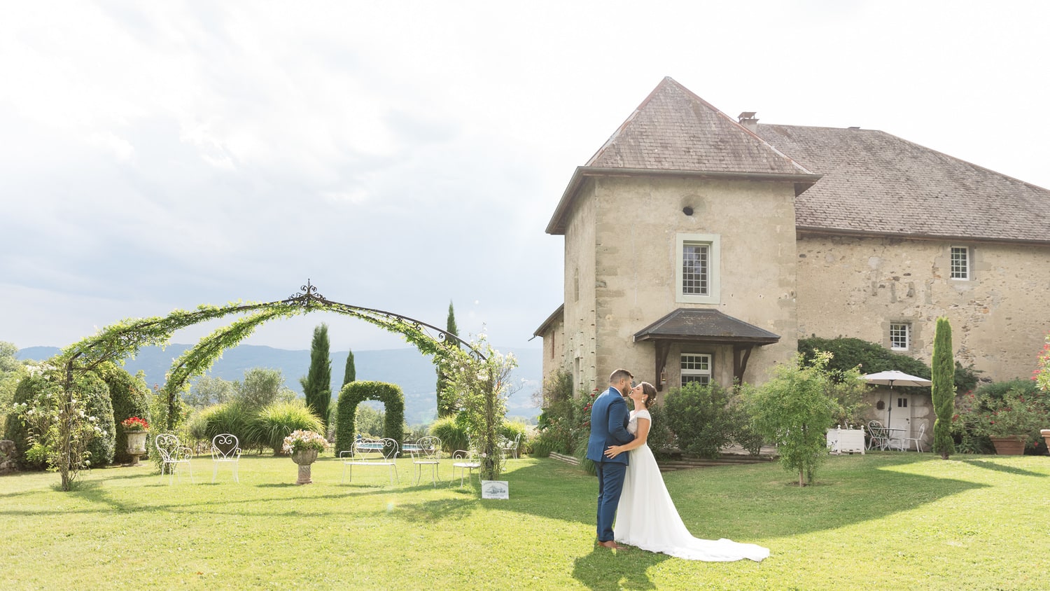 photo des mariés dans le parc du château de Morgenex