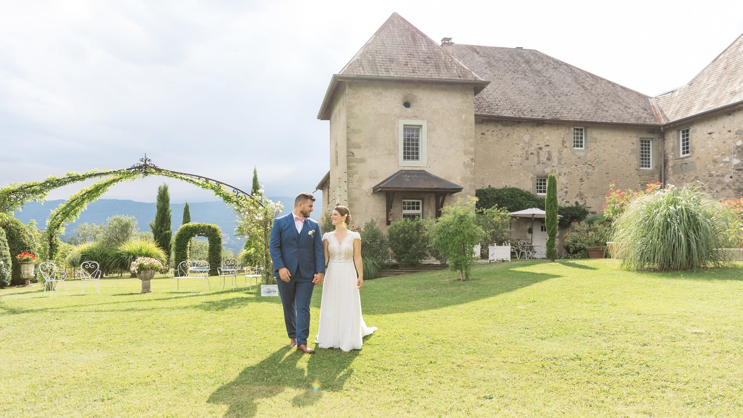 photos des mariés au château de Morgenex