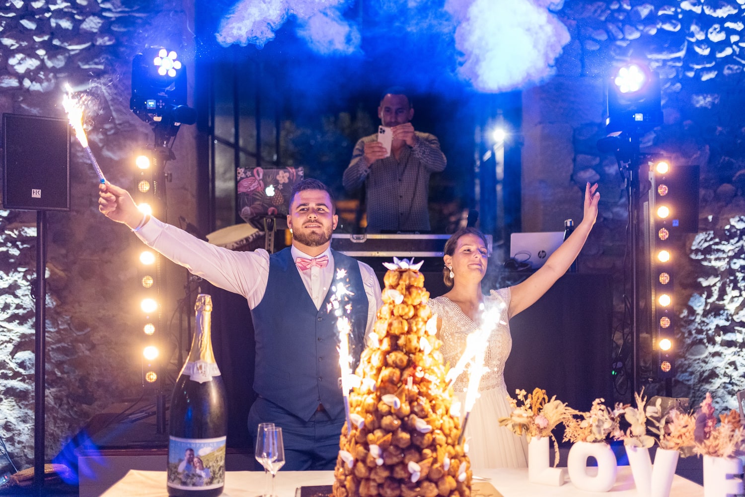 arrivée du gâteau des mariés au château de morgenex