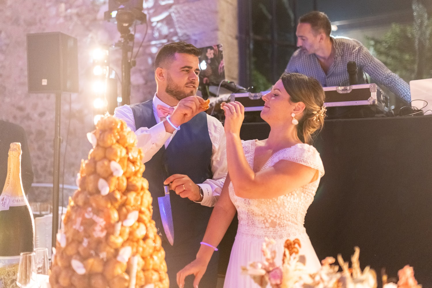 partage du gâteau des mariés