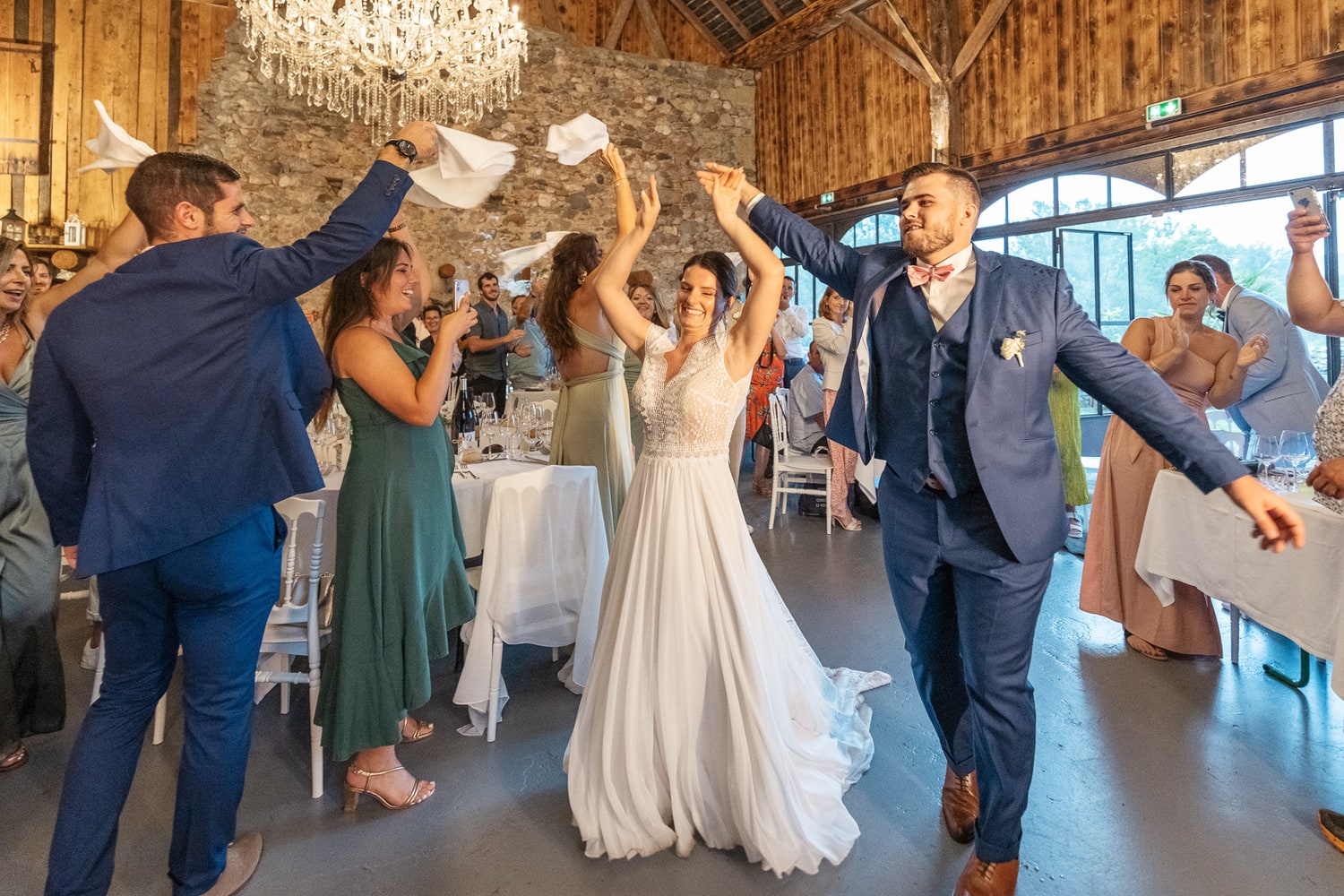 entrée des mariés dans la salle de réception