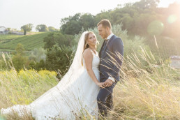 photos des mariés dans les herbes au lac Saint André