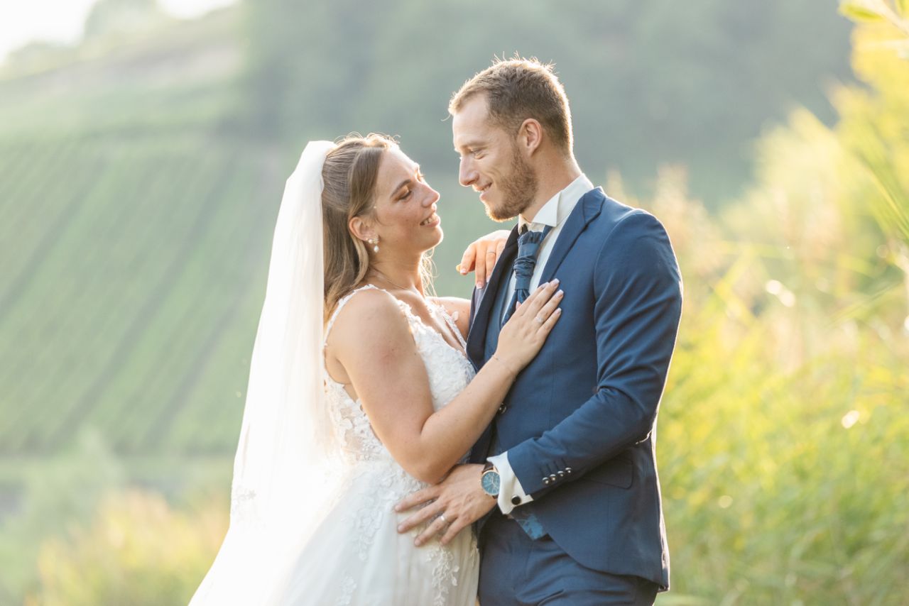 plan rapproché sur les mariés au lac Saint André