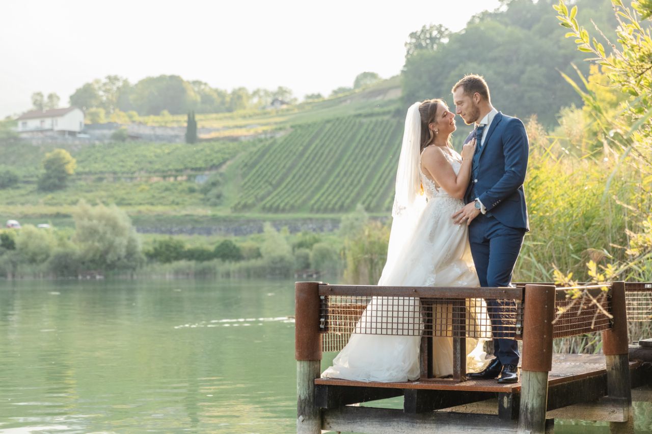 les mariés sur un ponton au lac Saint André