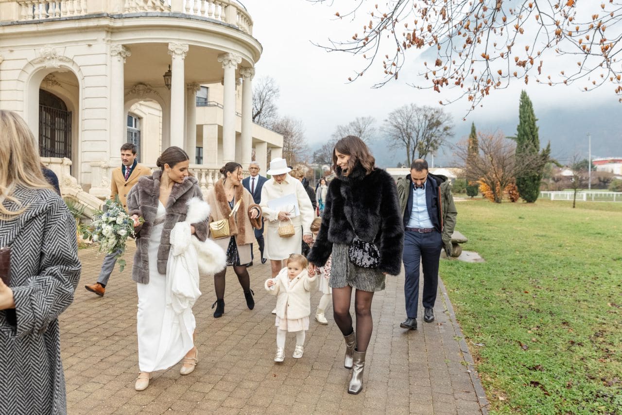 mariée et ses invités qui marchent