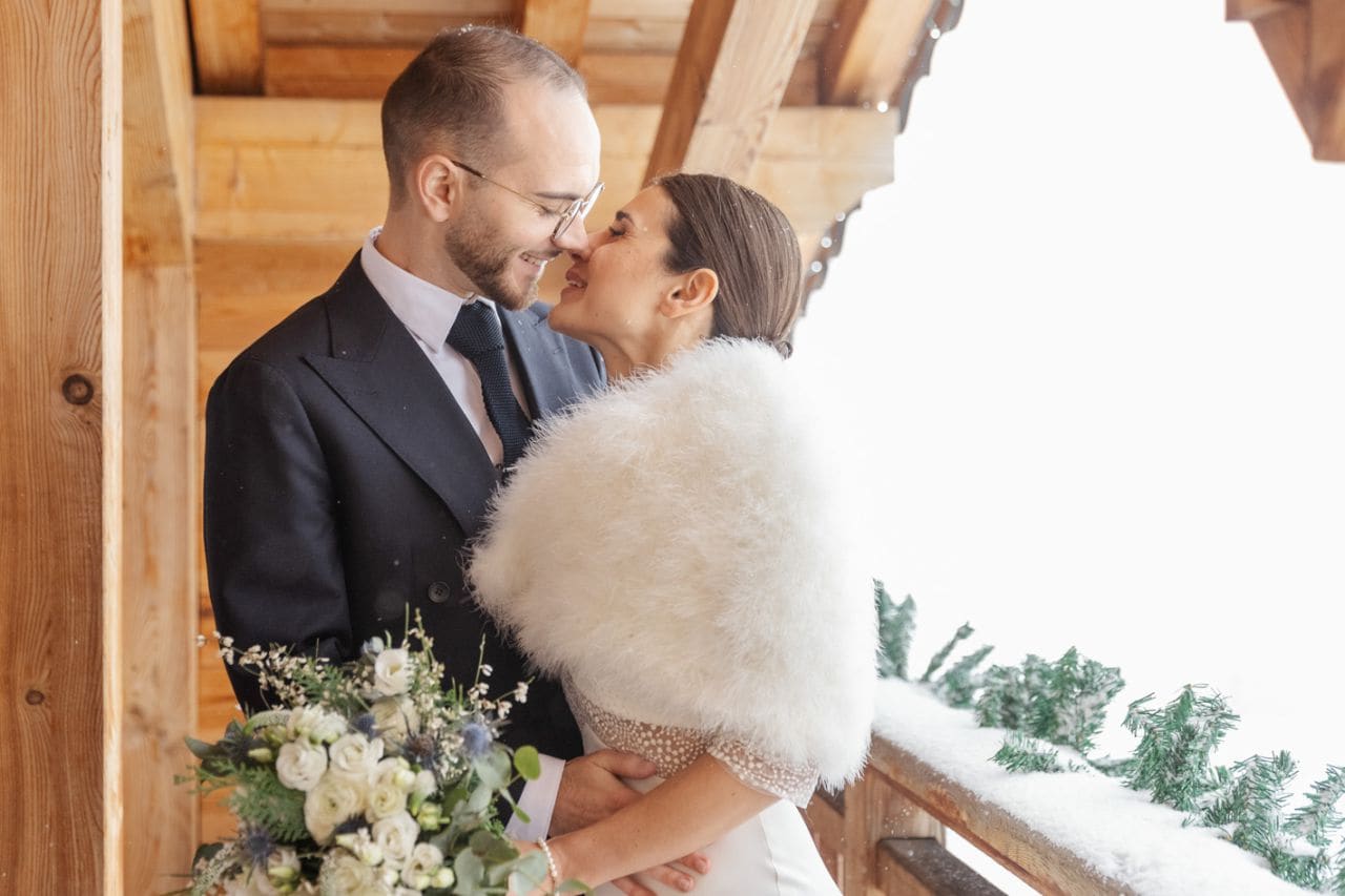 bisous des mariés au chalet de montagne l'accroche cœur