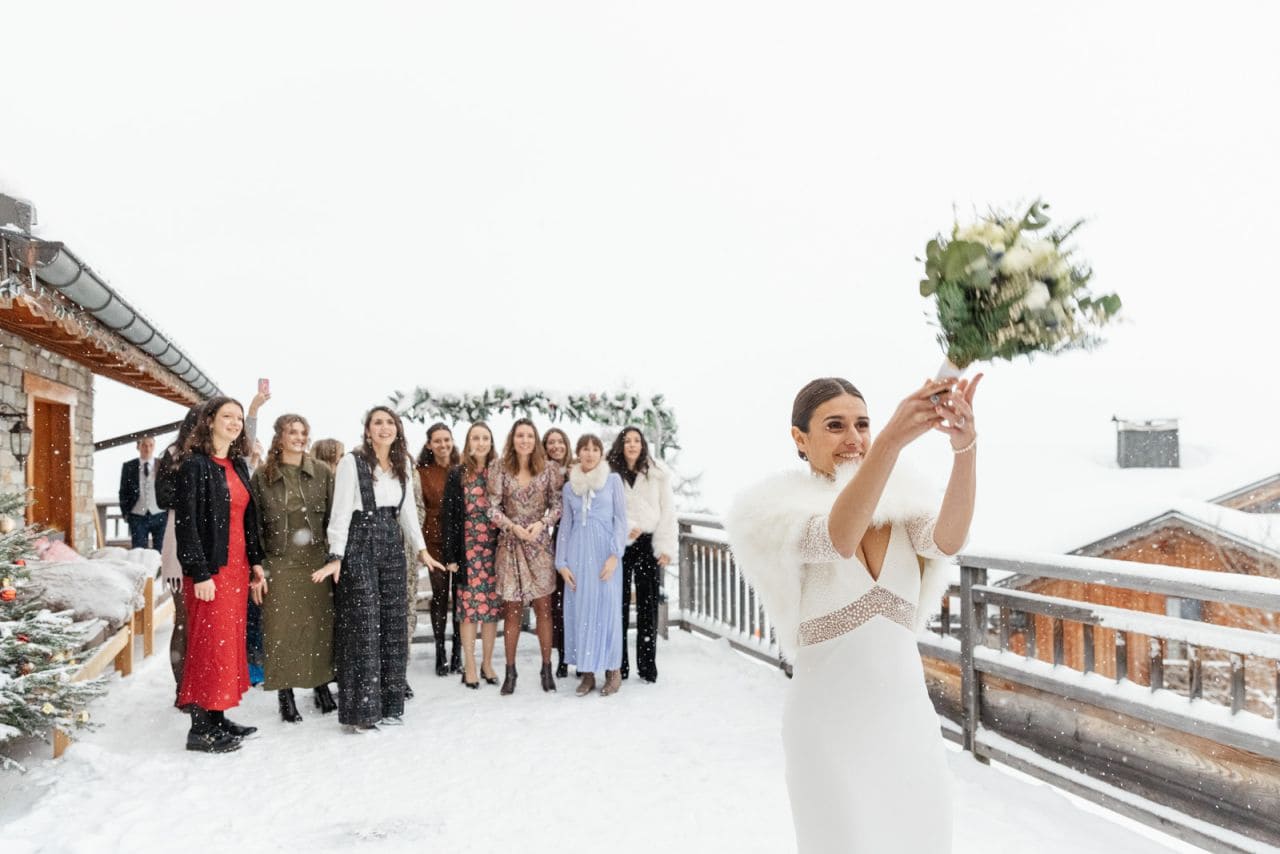 lancer de bouquet sous la neige