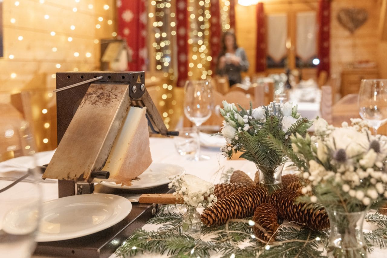 raclette à la montagne au chalet accroche coeur