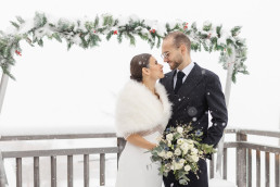 mariage en hiver à la montagne sous la neige