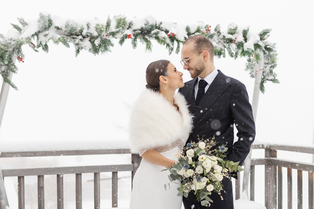 mariage en hiver à la montagne sous la neige